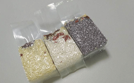 真空包裝袋為增加其性能通常采用多種材質復合而成，常見的復合方法有：干法復合、擠出復合、共擠出復合、無溶劑復合、涂布復合、蒸鍍復合、熱熔膠復合等。其中干法復合是國內復合真空包裝袋材料生產中應用較為廣泛的，那么，真空包裝袋為什么大多采用干法復合？