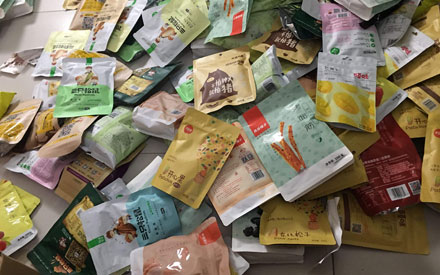 三只松鼠、良品鋪?zhàn)硬捎玫氖悄姆N食品包裝袋？